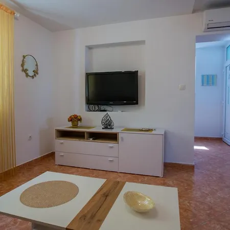 Apartment Domenika アパート *