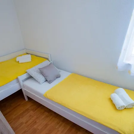 Apartment Domenika アパート *