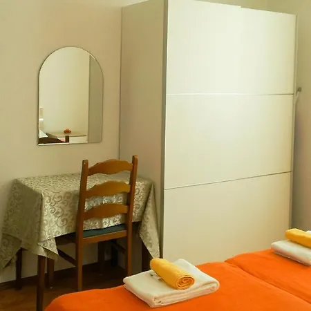 Apartment Domenika アパート